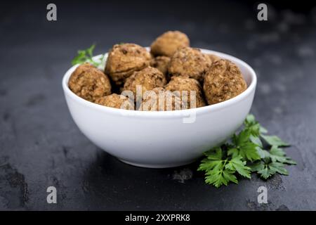 Schieferplatte mit hausgemachten Fleischbällchen (selektiver Fokus, Nahaufnahme) Stockfoto