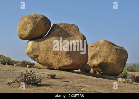 Großer Granitfelsen mit kleinem Felsen oben. Beliebter Felsbrocken zum Klettern. Skulptur geformt von Mutter Natur. Szene in Hampi, Indien, Asien Stockfoto