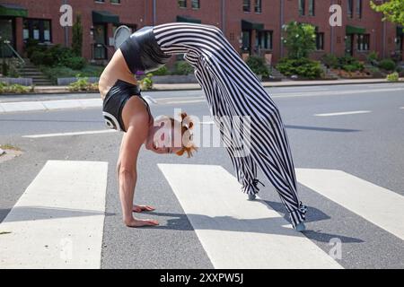 Straßenakrobatik auf einem Zebraübergang, Hannover, Niedersachsen, Deutschland, Europa Stockfoto