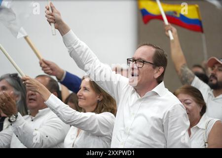 POL CNE BINOMY CREO TABACCHI SACAICELA Quito, 25. August 2024, nahm das Präsidentenamt der politischen Bewegung Creo, Francesco Tabacchi und Blanca Sacaicela, die Kandidatur beim Nationalen Wahlrat zusammen mit den Kandidaten für die Nationalversammlung und das Andenparlament QUITO PICHINCHA ECUADOR POL CNE BINOMY CREO TABACCHI SACAICELA Stockfoto