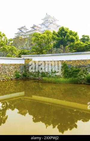 Der Wassertank, sangoku Burggraben, in Himeji-jo Burg auf einem sonnigen bewölkten Tag in Himeji, Japan nach 2015 Renovierungen abgeschlossen Stockfoto