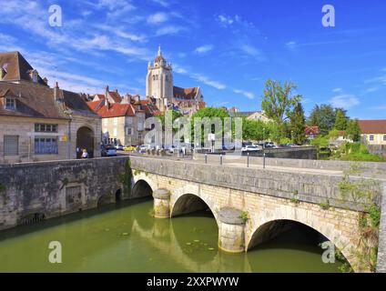 Die Stadt Dole mit Kirche und Brücke - die Stadt Dole mit Kirche und Brücke in Frankreich Stockfoto