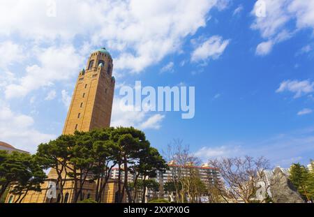 Der Uhrenturm erhebt sich an einem blauen Himmel in Südkorea auf dem Campus des Daejeon Institute of Science and Technology Stockfoto