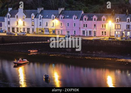 Casas de Colores en el muelle, Portree (Port Righ), isla de Skye, Highlands, Escocia, Reino Unido Stockfoto