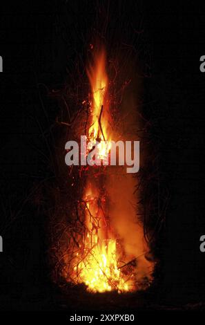 Hexenfeuer, Walpurgis-Nacht-Lagerfeuer 105 Stockfoto