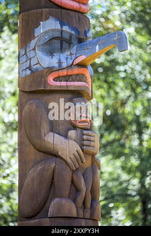 Zeder und Lachs Totem Pole an der Alten Angeln Loch Kent Seattle, Washington USA am 05.07.2018 Stockfoto