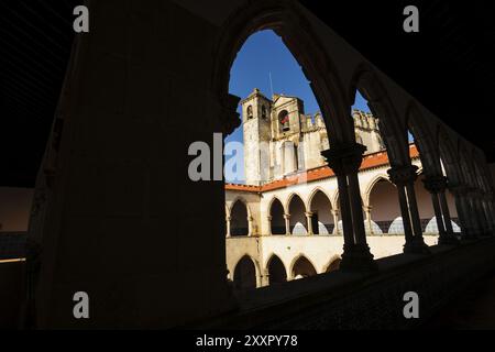 Iglesia enmarcada por las arcadas superiores del claustro do Cemiterio, convento de Cristo, ano 1162, Tomar, distrito de Santarem, Medio Tejo, Region Stockfoto