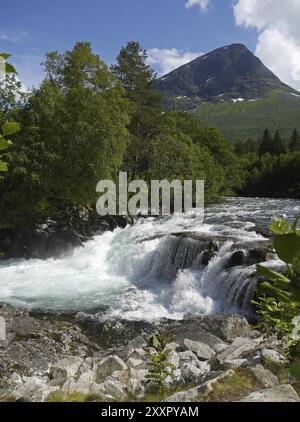 Gudbrandsjuvet ist ein System von Wasserbecken am Rand einer fünf Meter breiten und 20 Meter tiefen Schlucht. Es heißt, ein Mann namens Gudbrand ist acr gesprungen Stockfoto