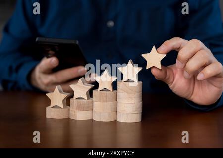 Die beste Bewertung. Customer Experience-Konzept. Handdarstellung mit fünf Sternen ausgezeichnete Bewertung, Kundenservice beste ausgezeichnete Geschäftsbewertung. Stockfoto