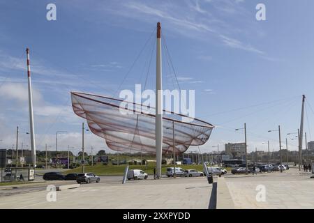 Ort des Interesses Sie wechselt, Rotunda da Anemona, Skulptur der Künstlerin Janet Echelman an der Strandpromenade am Strand Praia de Matosinhos in Matosinh Stockfoto