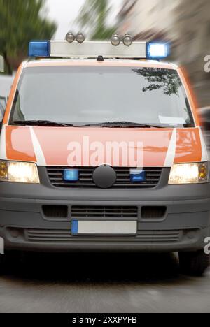 Deutscher roter Ambulanzwagen in voller Geschwindigkeit Stockfoto