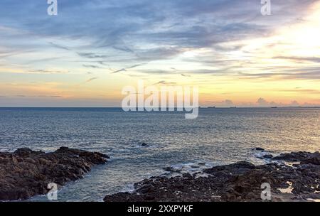 Sonnenuntergang und Horizont-Linie bei All Saints Bay in der Stadt Salvador, Bahia Stockfoto