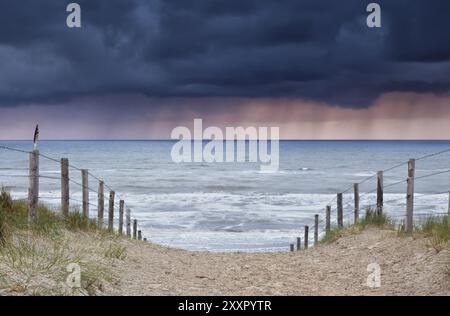 Regen und Sturm kommen von der Nordsee zum Strand, Holland Stockfoto