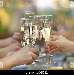 Fest. Menschen halten Gläser Champagner macht einen toast Stockfoto