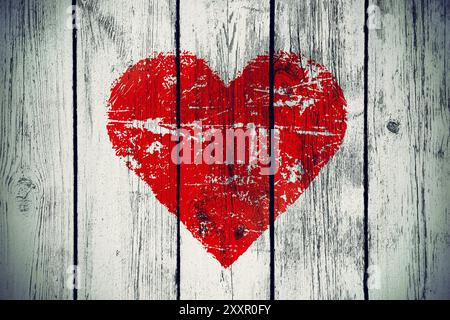 Liebessymbol auf altem hölzernem Hintergrund Stockfoto