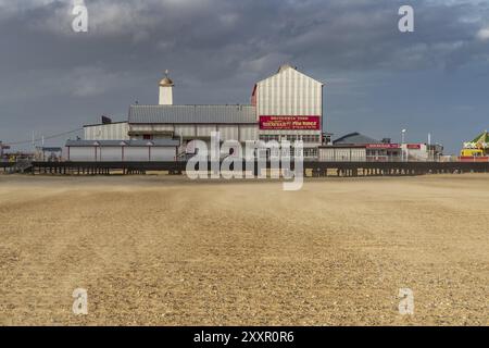 Great Yarmouth, Norfolk, England, Großbritannien, April 04, 2018: Great Yarmouth Beach und Britannia Pier Theatre Stockfoto