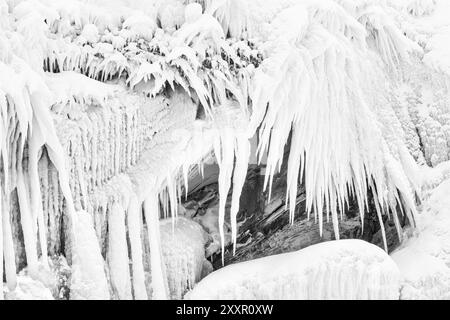 Icicle on a Rock, Tornetraesk, Norrbotten, Lappland, Schweden, Januar 2016, Europa Stockfoto