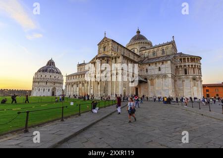 Pisa, Italien, 25. Oktober 2018: Menschen in der Nähe des Baptisteriums und der Kathedrale von Pisa, Europa Stockfoto