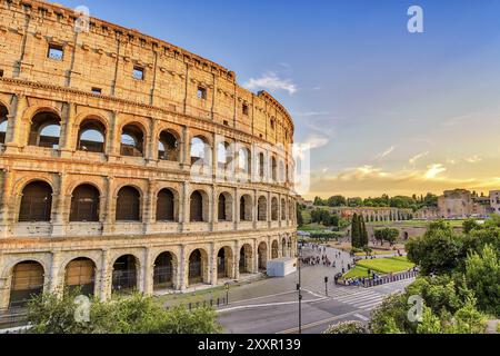 Die Skyline der Stadt Rom bei Sonnenuntergang im Rom Kolosseum (Roma Coliseum), Rom, Italien, Europa Stockfoto