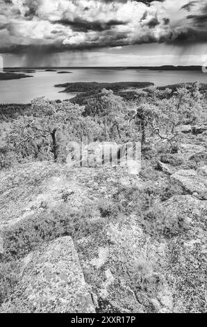 Regenschauer über dem Bottnischen Golf, Skuleskogen-Nationalpark, Hoega Kusten-Weltkulturerbe, Vaesternorrland, Schweden, Juli 2012, Europa Stockfoto