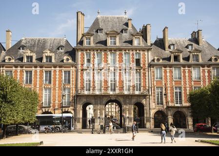 Paris, Frankreich. August 2022. Pavillion de la reine am Place des Vosges in Paris Stockfoto