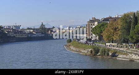 Die Etsch und die Stadt von der Scaligero-Brücke aus gesehen Stockfoto