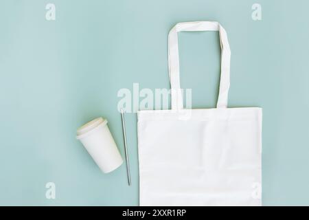 Eco weiß Handwerk Papiertasche, Metall-Trinkhalm, Kaffeetasse auf grünem Hintergrund flach legen mit Kopie Platz leer Werbefläche. Mock up für Delivery ser Stockfoto