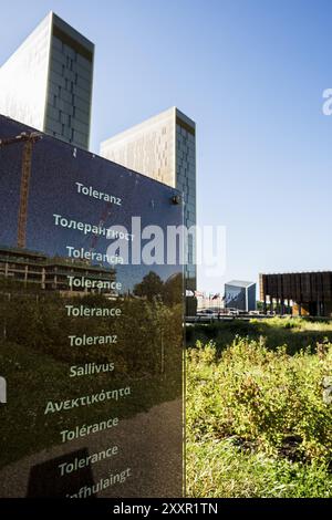 Stele mit der Inschrift Tolerance, EuGH, Kirchberg Plateau, Luxemburg-Stadt, Luxemburg, Europa Stockfoto