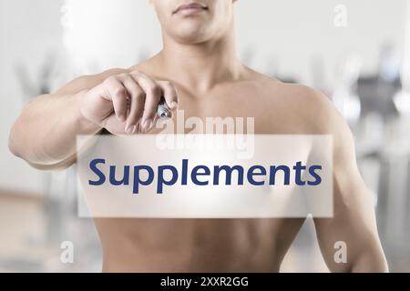 Fit Mann zu etwas auf einer leeren Karte schreiben Stockfoto