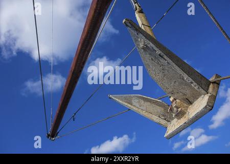 Ein Schiff vor einem blauen Himmel Stockfoto