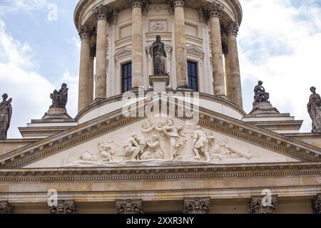 Dekoration über dem Eingang und einem Teil der Kuppel Stockfoto