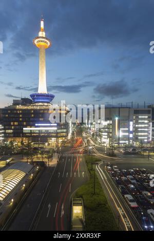 Wunderschön beleuchteter Kyoto Tower, Stadtgebäude und Straßenlaternen in der Innenstadt, die in der Abenddämmerung während der blauen Stunde in der Geschichte zu sehen sind Stockfoto