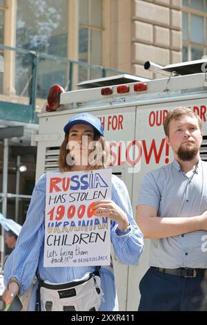 New York, USA, 24. August 2024 – der Bürgermeister von New York, Eric Adams, hält am Samstag, den 24. August 2024 im Bowling Green Park in Manhattan eine Festveranstaltung zum ukrainischen Unabhängigkeitstag. Die Zeremonie markierte die anhaltende Unterstützung der New Yorker für die Ukraine, da das Land aufgrund des anhaltenden Konflikts weiterhin vor Herausforderungen steht. Zusammen mit lokalen Beamten, Diplomaten und Mitgliedern der Ukrainisch-amerikanischen Gemeinschaft heute in New York City. Foto: Luiz Rampelotto/EuropaNewswire Stockfoto