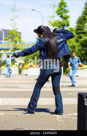 TOKIO, JAPAN, 26. JUNI 2016: Rückseite der Rockabilly-Tänzerin in vollem jean-Outfit und Vintage-Friseur, die wöchentlich zu Rock and Roll-Musik im Yoyogi p. Tanzen Stockfoto