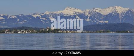 Rapperswil an einem Frühlingstag. Mittelalterliche Burg, Zurichsee und schneebedeckter Berg großer Speer Stockfoto