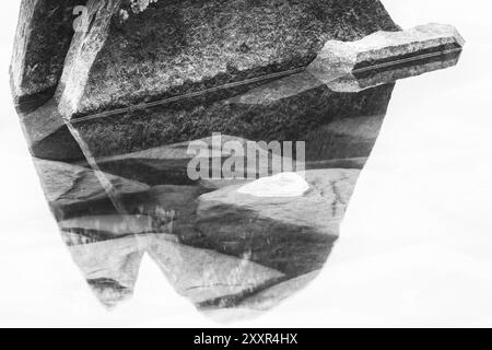 Steine spiegeln sich in Lake Tarfalasjoen, Tarfaladalen, Kebnekaisefjaell, Norrbotten, Lappland, Schweden, September 2012, Europa Stockfoto