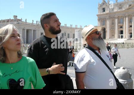 Italien. August 2024. Verwandte von Beiruter Hafensprengopfer nehmen am 25. August 2024 an der Angelus Rome Italy Teil. Verwandte von Beiruter Hafensprengopfer nehmen am 25. August 2024 an der Angelus Rome Italy Teil. (Foto: Elisa Gestri/SIPA USA) Credit: SIPA USA/Alamy Live News Stockfoto