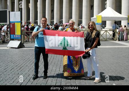 Italien. August 2024. Verwandte von Beiruter Hafensprengopfer nehmen am 25. August 2024 an der Angelus Rome Italy Teil. Verwandte von Beiruter Hafensprengopfer nehmen am 25. August 2024 an der Angelus Rome Italy Teil. (Foto: Elisa Gestri/SIPA USA) Credit: SIPA USA/Alamy Live News Stockfoto