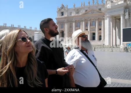 Italien. August 2024. Verwandte von Beiruter Hafensprengopfer nehmen am 25. August 2024 an der Angelus Rome Italy Teil. Verwandte von Beiruter Hafensprengopfer nehmen am 25. August 2024 an der Angelus Rome Italy Teil. (Foto: Elisa Gestri/SIPA USA) Credit: SIPA USA/Alamy Live News Stockfoto