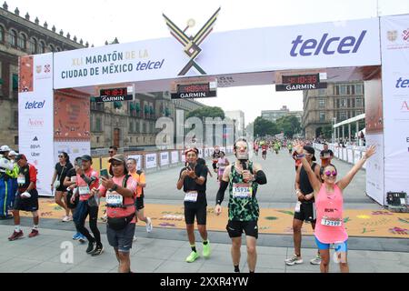 Mexiko-Stadt, Ciudad de Mexico, Mexiko. August 2024. Teilnehmer erreichen die Ziellinie des XLI Maraton de la Ciudad de Mexico 2024. Am 25. August 2024 in Mexiko-Stadt. (Kreditbild: © Jose Luis Torales/OKULARIS via ZUMA Press Wire) NUR REDAKTIONELLE VERWENDUNG! Nicht für kommerzielle ZWECKE! Quelle: ZUMA Press, Inc./Alamy Live News Stockfoto