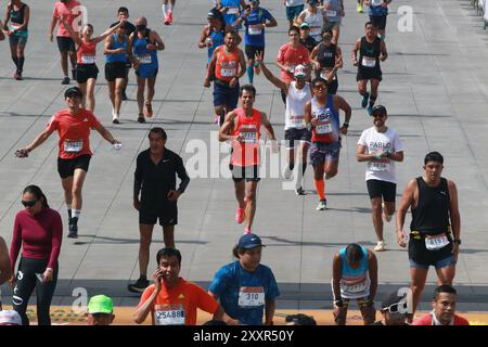 Mexiko-Stadt, Ciudad de Mexico, Mexiko. August 2024. Teilnehmer erreichen die Ziellinie des XLI Maraton de la Ciudad de Mexico 2024. Am 25. August 2024 in Mexiko-Stadt. (Kreditbild: © Jose Luis Torales/OKULARIS via ZUMA Press Wire) NUR REDAKTIONELLE VERWENDUNG! Nicht für kommerzielle ZWECKE! Quelle: ZUMA Press, Inc./Alamy Live News Stockfoto