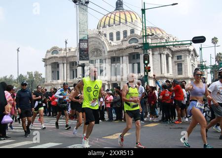 Mexiko-Stadt, Ciudad de Mexico, Mexiko. August 2024. Teilnehmer laufen vor dem Palacio de Bellas Artes t während des XLI Maraton de la Ciudad de Mexico 2024. Am 25. August 2024 in Mexiko-Stadt. (Kreditbild: © Jose Luis Torales/OKULARIS via ZUMA Press Wire) NUR REDAKTIONELLE VERWENDUNG! Nicht für kommerzielle ZWECKE! Quelle: ZUMA Press, Inc./Alamy Live News Stockfoto
