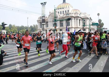 Mexiko-Stadt, Ciudad de Mexico, Mexiko. August 2024. Teilnehmer laufen vor dem Palacio de Bellas Artes t während des XLI Maraton de la Ciudad de Mexico 2024. Am 25. August 2024 in Mexiko-Stadt. (Kreditbild: © Jose Luis Torales/OKULARIS via ZUMA Press Wire) NUR REDAKTIONELLE VERWENDUNG! Nicht für kommerzielle ZWECKE! Quelle: ZUMA Press, Inc./Alamy Live News Stockfoto
