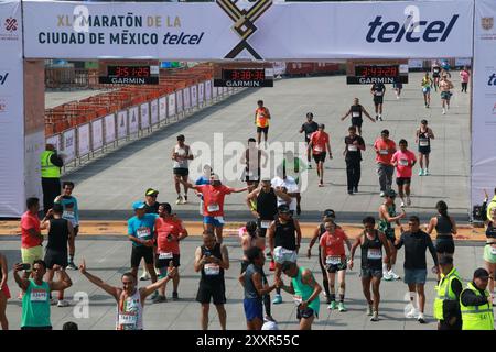 Mexiko-Stadt, Ciudad de Mexico, Mexiko. August 2024. Teilnehmer erreichen die Ziellinie des XLI Maraton de la Ciudad de Mexico 2024. Am 25. August 2024 in Mexiko-Stadt. (Kreditbild: © Jose Luis Torales/OKULARIS via ZUMA Press Wire) NUR REDAKTIONELLE VERWENDUNG! Nicht für kommerzielle ZWECKE! Quelle: ZUMA Press, Inc./Alamy Live News Stockfoto