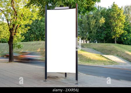 Leeres Modell des Schilds für die große vertikale Straßenwerbung. Leere Werbetafel Auf Dem Bürgersteig Stockfoto