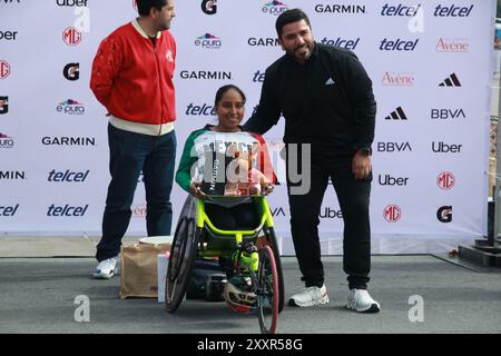 Mexiko-Stadt, Mexiko. August 2024. Leticia Sánchez aus Mexiko erhält bei der Preisverleihung für die Rollstuhlkategorie der XLI Maraton de la Ciudad de Mexico 2024 den dritten Platz. Am 25. August 2024 in Mexiko-Stadt. (Foto: Jose Luis Torales/Eyepix Group/SIPA USA) Credit: SIPA USA/Alamy Live News Stockfoto
