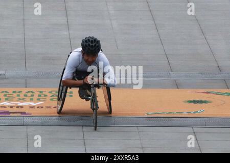 Mexiko-Stadt, Mexiko. August 2024. Marco Caballero aus Mexiko erreicht im XLI Maraton de la Ciudad de Mexico 2024 den dritten Platz in der Rollstuhlkategorie. Am 25. August 2024 in Mexiko-Stadt. (Foto: Jose Luis Torales/Eyepix Group/SIPA USA) Credit: SIPA USA/Alamy Live News Stockfoto