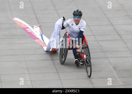 Mexiko-Stadt, Mexiko. August 2024. Jenni Hernández aus Mexiko erreicht die Ziellinie als ersten Platz in der Rollstuhlkategorie der Frauen beim XLI Maraton de la Ciudad de Mexico 2024. Am 25. August 2024 in Mexiko-Stadt. (Foto: Jose Luis Torales/Eyepix Group/SIPA USA) Credit: SIPA USA/Alamy Live News Stockfoto