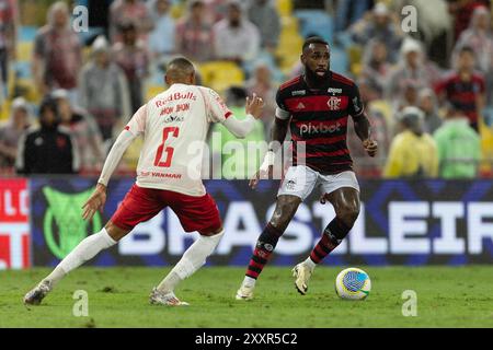 Rio De Janeiro, Brasilien. August 2024. RIO DE JANEIRO, BRASILIEN - 25. AUGUST: GERSON von Flamengo kontrolliert den Ball während des Spiels zwischen Flamengo und Bragantino als Teil der Brasileirao Serie A im Maracana-Stadion am 25. August 2024 in Rio de Janeiro, Brasilien. Quelle: Ruano Carneiro/Alamy Live News Stockfoto