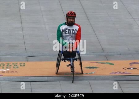 Mexiko-Stadt, Mexiko. August 2024. Gonzalo Valdovinos aus Mexiko erreicht die Ziellinie auf Platz zwei in der Rollstuhlkategorie des XLI Maraton de la Ciudad de Mexico 2024. Am 25. August 2024 in Mexiko-Stadt. (Foto: Jose Luis Torales/Eyepix Group/SIPA USA) Credit: SIPA USA/Alamy Live News Stockfoto